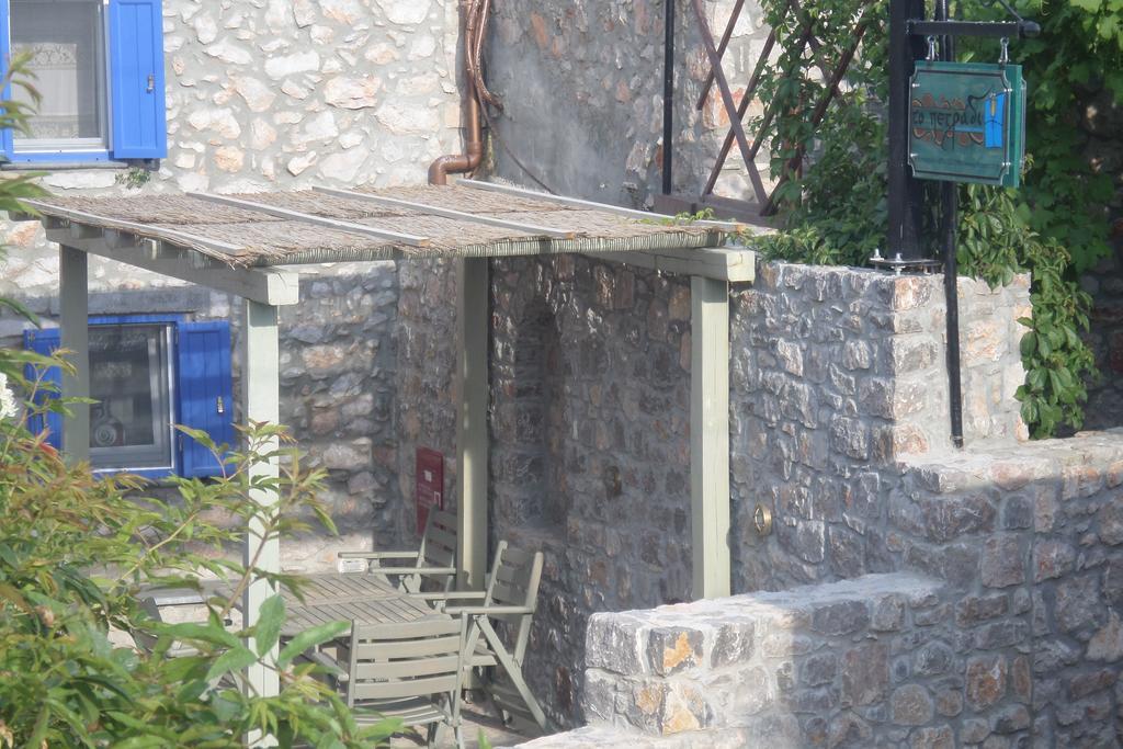 To Petradi Apartment Avgonima Exterior foto